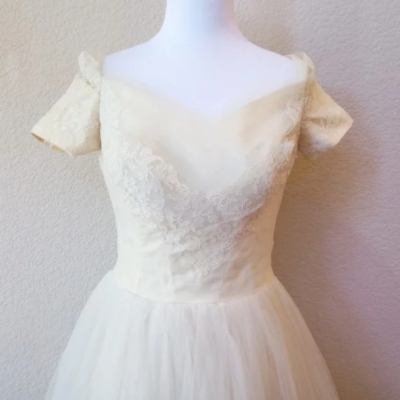 Rike's vintage 1950s stunning tulle off the shoulder tea length wedding gown - Picture 3 of 15